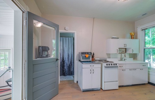 Lynchburg Apartment | 3 Mi to Liberty U: Apt w/Full Kitchen & King Bed!