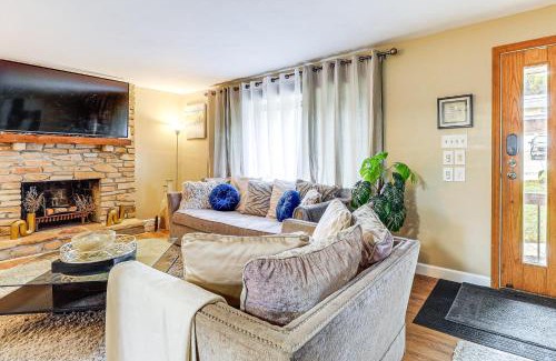 Pleasant Hills House | 3 Mi to South Park Quiet Pittsburgh Area Getaway