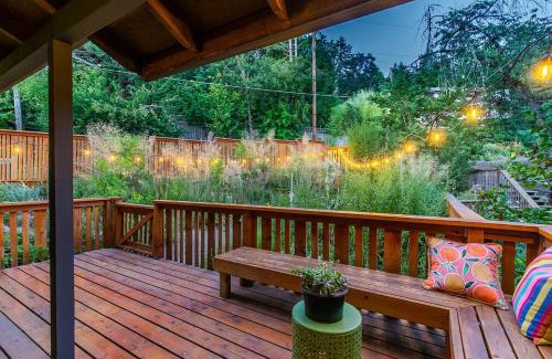 Amazon House | 3 min to UO with amazing views! Central to all!