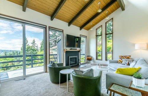 Amazon House | 3 min to UO with amazing views! Central to all!