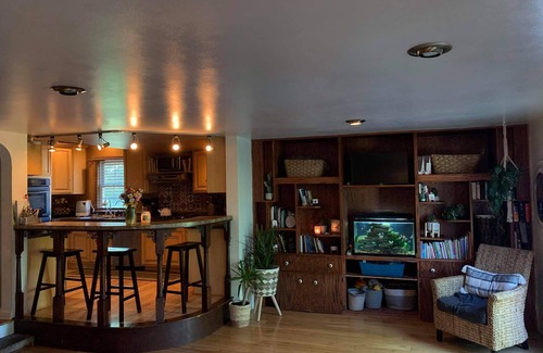 Cleveland Apartment | 3 mins from Ryder