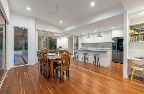 Moffat Beach House | 3 Minute Walk: cafes, brewery, park, beach, pool, a/c, Moffat Beach House