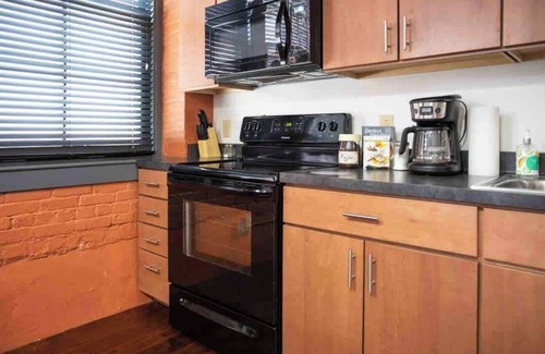 Rochester Apartment | 🌆³ Modern Loft Style on Monroe by Dwtn & Park ave