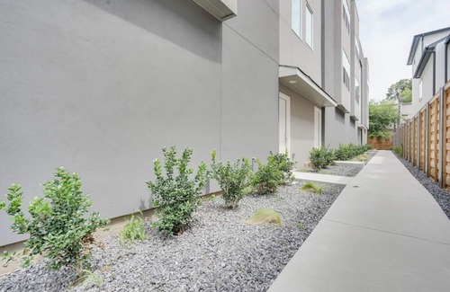 Oak Lawn House | 3 Modern Townhomes Side bySide