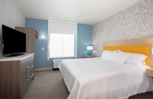 Roswell Hotel | 3 Pet-friendly Units Close to Spring River Zoo! Pets Allowed, Indoor Pool!