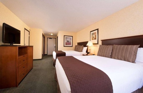 Tri-Cities Resort | 3 Pet-friendly Units Close to Gesa Carousel of Dreams! w/Onsite Pool, Parking