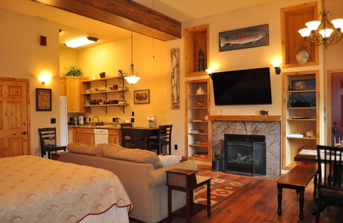 Gateway Cabin | 3 Rustic Elegant Suites - Fish, hike, site-see from your doorstep
