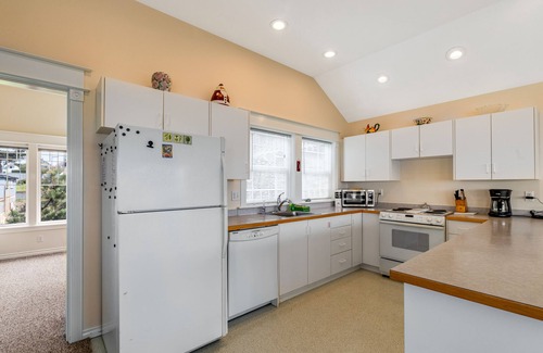 Newport House | 3 stunning water-view homes 1 block from beach with new hot tub-walk to Coast St