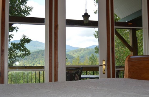 Swannanoa House | 3 Suites with Privacy and Great Mountain Views and Hot Tub