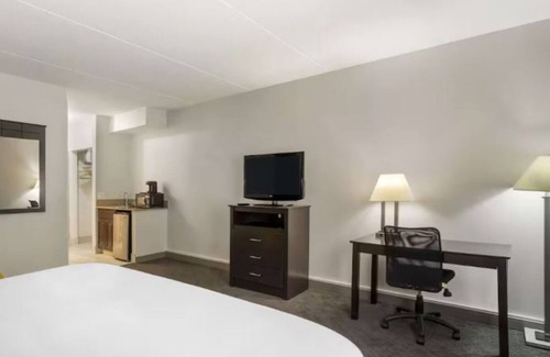 Mundelein Hotel | 3 Tranquil Family Suites in Mundelein | Hot Breakfast Included Near Chicago