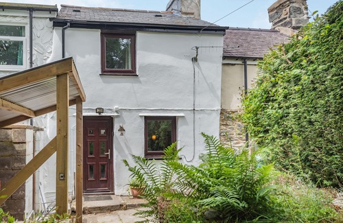 Penmachno Cottage | 3 TYN Y MYNYDD, pet friendly, with open fire in Penmachno