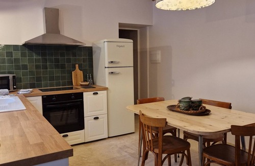 Monteux Apartment | 30 min from Mont Ventoux, comfortable apartment in old Provencal farmhouse.