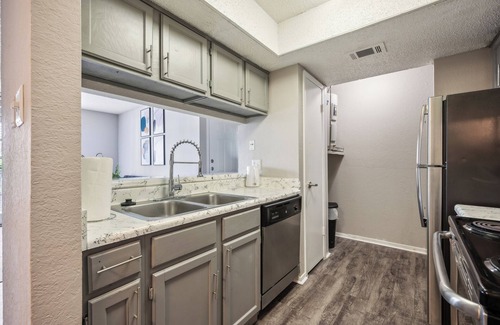 Bedford Apartment | 3001 Crystal Springs 1214 I Spacious 2 Bed 1 Bath