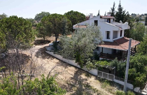 Gallipoli House | 300m wide summer house to detached beach