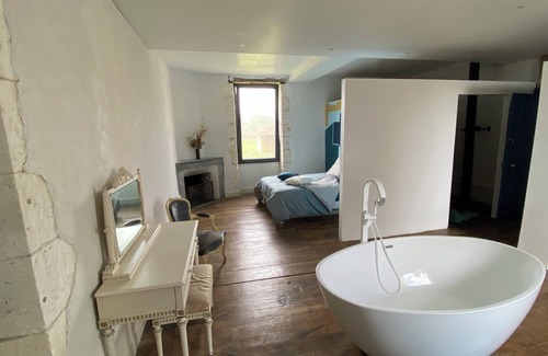 Chapdeuil Bed & Breakfast | 300m2 manor house, absolute serenity 1h30 from the ocean