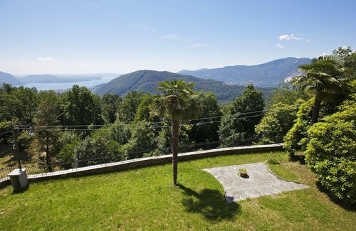 Comero Apartment | 3½-room corner apartment in a prestigious villa from 1850 with solar-heated pool