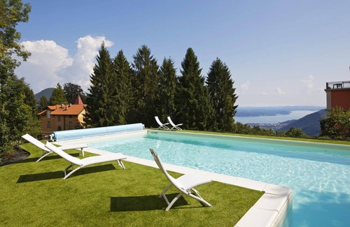 Comero Apartment | 3½-room corner apartment in a prestigious villa from 1850 with solar-heated pool
