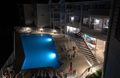 Delavan Lake Condo | 320 - One Bedroom Condo Suite w/2 Queens