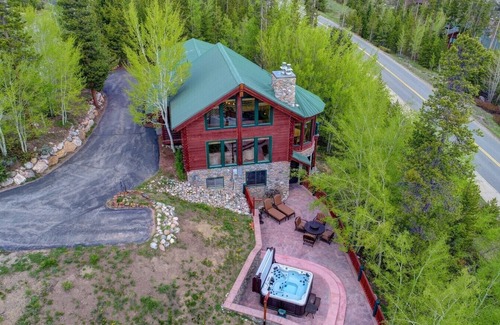 Three Peaks House | 3200+SF Log Home 4BR/4BA Plus Loft With Stunning Views; Minutes to Ski Resorts