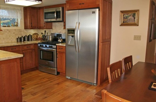 Avalon House | 329CA: Quaint Cottage in Avalon, Arts & Crafts Style, Charming Front Porch, A/C