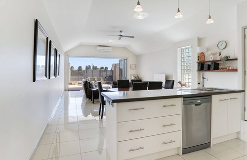 Port Fairy House | 32a Sackville St located in the heart of the town