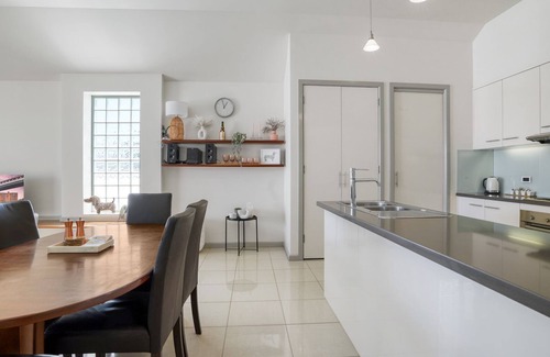 Port Fairy House | 32a Sackville St located in the heart of the town