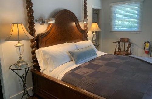 Old Town Historic District House | 33 On Gage Garden Suite