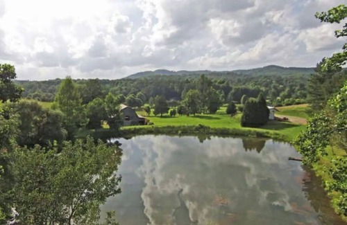 Warne Cottage | 350 Acre Farm Escape w/Pond and hot tub