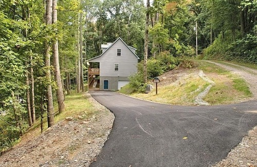 Waynesville House | 3600 Ft Hot Tub/Gameroom/3 bedroom/3.5 baths 3 story master on main floor/firepl