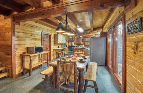 Cosby Cabin | 3bd/4ba on Acre/Indoor Heated Pool/Theater/Hot Tub/Billiards/Wifi/FirePit/Hike
