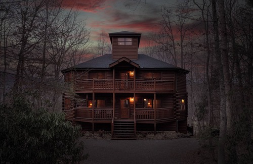 Cosby Cabin | 3bd/4ba on Acre/Indoor Heated Pool/Theater/Hot Tub/Billiards/Wifi/FirePit/Hike