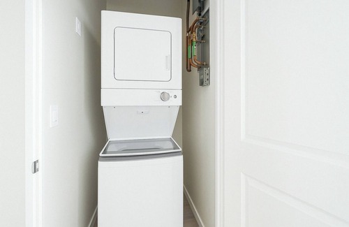 Glendale Apartment | 3BD | Free Parking | 75" Smart TV | 2BR | 2Bath