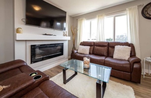 West Edmonton House | 3BDRM Home, 5min to WEM/4min to River Cree Casino