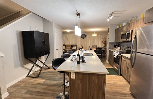 West Edmonton House | ⁂3BDRM Homeミ★5min to WEM༆4min to River cree Casino