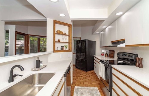 Ames House | 3bed/1.5bath Modern Retreat w/Hot Tub