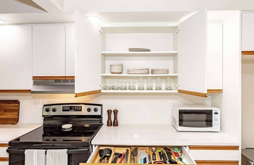 Ames House | 3bed/1.5bath Modern Retreat w/Hot Tub