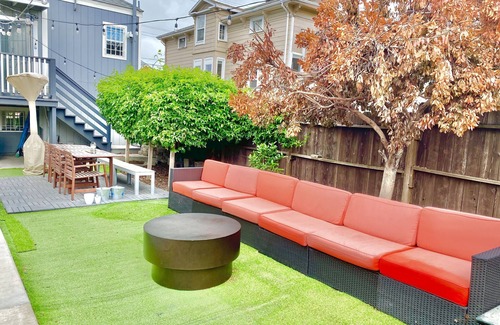 Clawson House | 3BR/1BA | SLEEPS 8 | Near SF | SELF CHECK IN