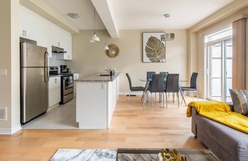 Stoney Creek House | 3BR 2.5BA Townhome 1 min to the Beach. BBQ.Parking