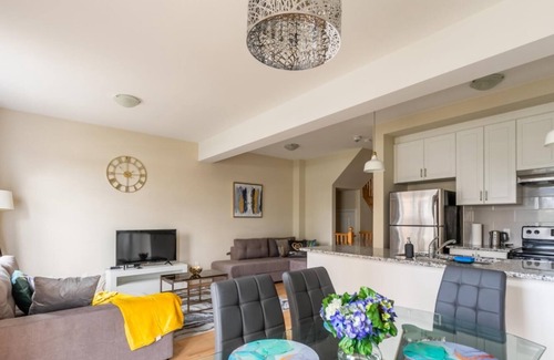 Stoney Creek House | 3BR 2.5BA Townhome 1 min to the Beach. BBQ.Parking