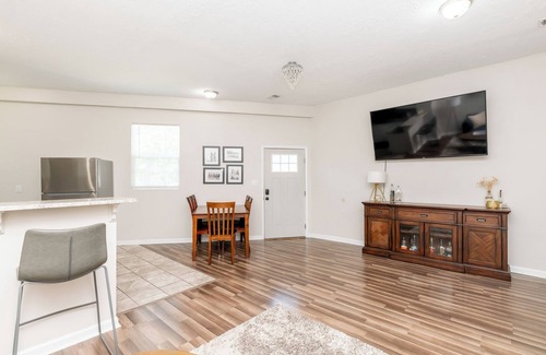 South Louisville House | 3BR/2BA Churchill Downs-Expo/KING/Parking/Sleep 8