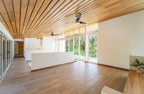 Samara House | 3BR/2Bath Spacious Villa in Town w/Pool & Jacuzzi