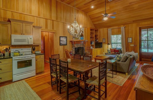 Sapelo Island House | 3BR Chachalaca Retreat on Sapelo w/firepit, screened-in porch, & beach supplies