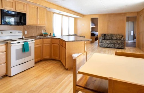 Cadiz Boat Rental | 3BR Floating Cabin - Dog Friendly