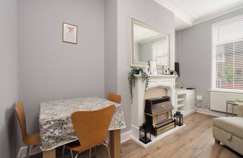 Ashton-under-Lyne House | 3BR Furnished w/Washer & WiFi