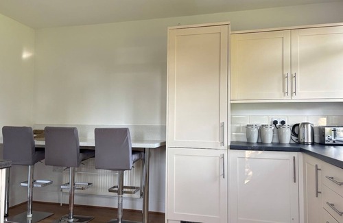 Crawley House | 3BR Home Away From Home Free Parking Near LGW Airport