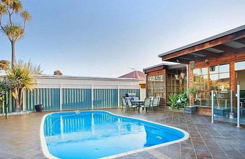 Altona North House | 3BR house with pool, close to city and beaches!