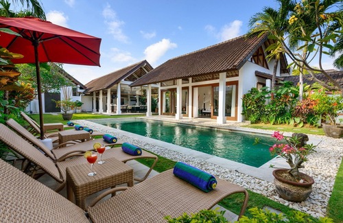 Laksmana Villa | 3BR Luxury Villa, Large Pool - BREKKIE INCLUDED! - 1Min Walk To Eat Street!