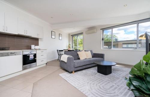 Braddon Apartment | 3BR Modern Apt Prime Location 7 Mins to CBD - Hosted by Canstay