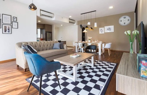Seri Tanjung Pinang Condo | 3BR SEAVIEW★Classic, Modern w a splash of Glam!