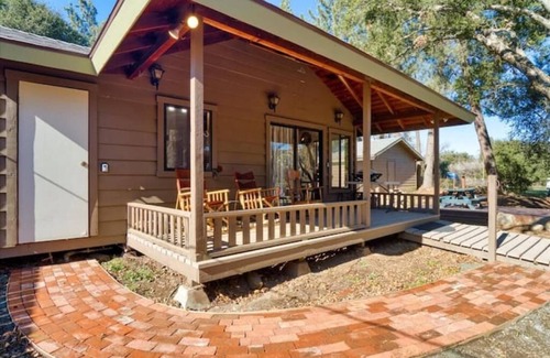 Descanso House | 3BR Tree Covered Fenced Cabin
